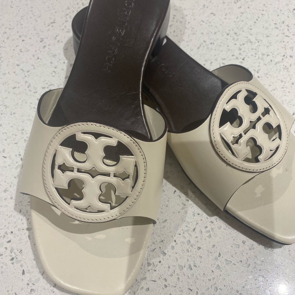 Tory Burch Bombe Miller Logo Slide - Picture 3 of 9